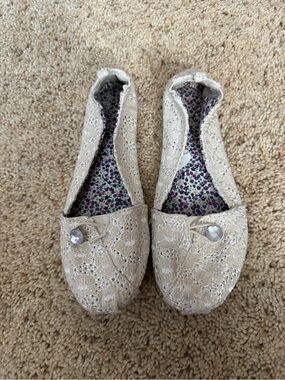 Girls slip on lace shoes 🤍